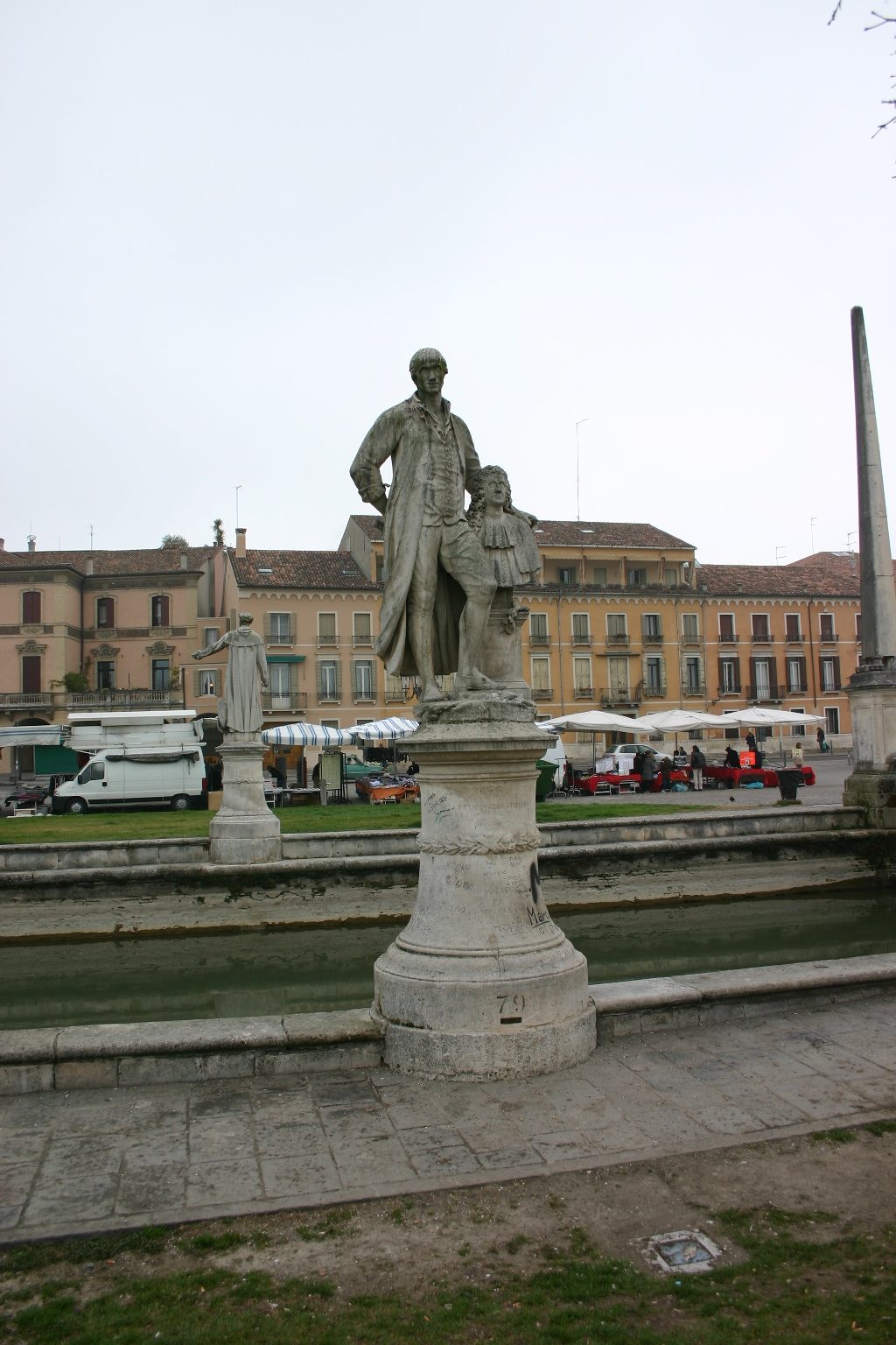 Pietro Danieletti with Morgagni's bust, Prato della Valle, Padua, Italy - 01.JPG
